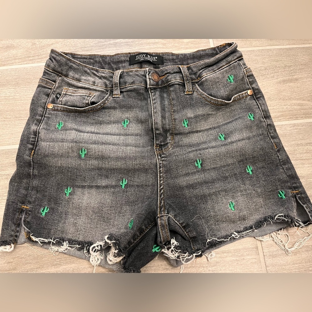 2 PAIRS! BUNDLE! Judy Blue embroidered Shorts Size medium - Picture 4 of 13